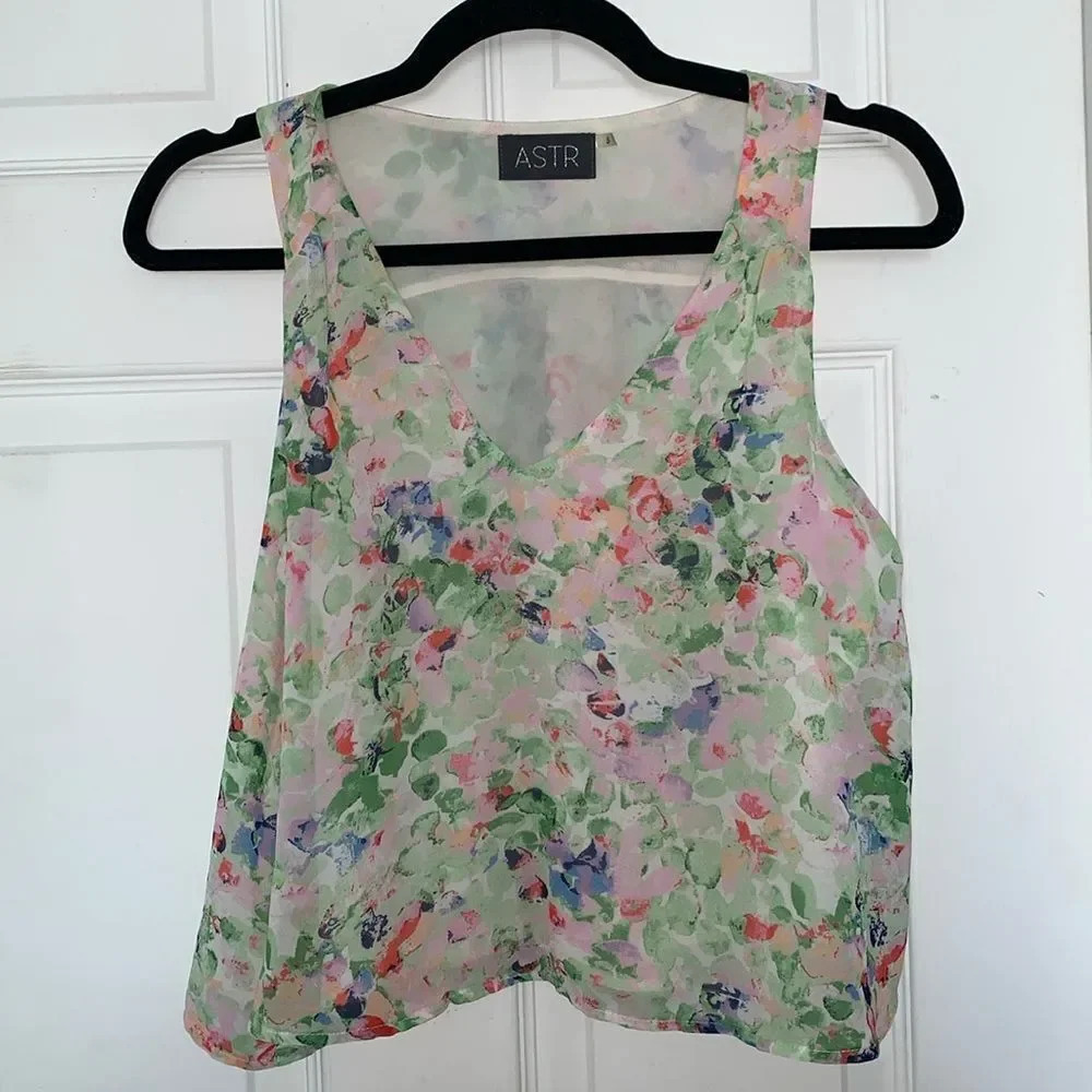 Astr Cropped Floral V-Neck Tank Top